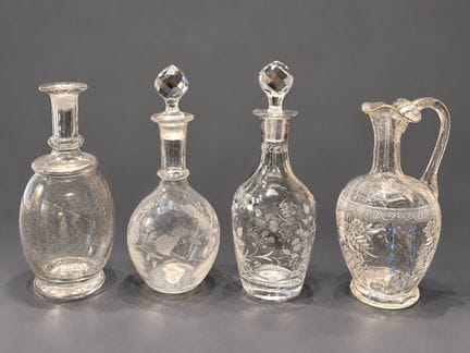 * Lot comprenant 4 flacons en verre dont trois à d