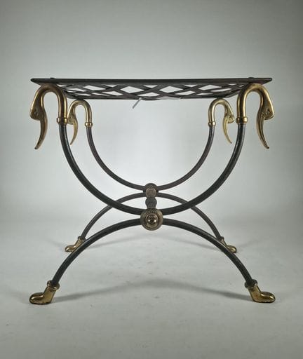 Tabouret curule  en fer forgé et laiton à motifs d
