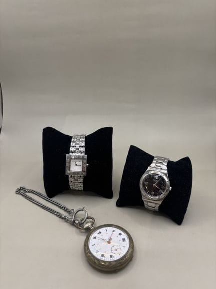 Lot de montre comprenant :
- Givenchy, montre de p