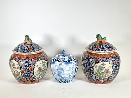 Paire de potiches couvertes en porcelaine de Chine