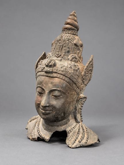 Tête en fonte de fer de divinité décorée sur le de