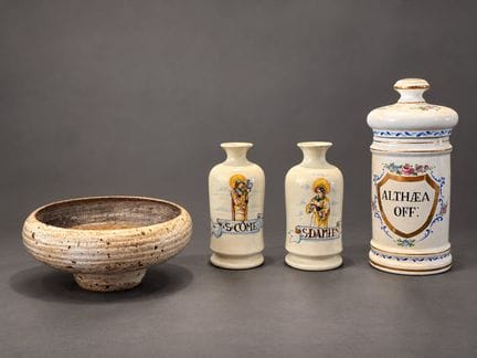 Lot en céramique comprenant :
- Deux bouteilles à 