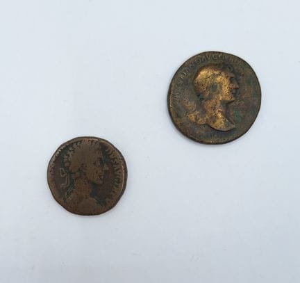 Lot comprenant un sesterce de Trajan en bronze et 