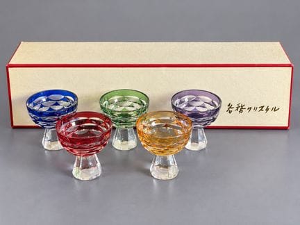 Service de verres à Saké en verre de couleur. 
Dan