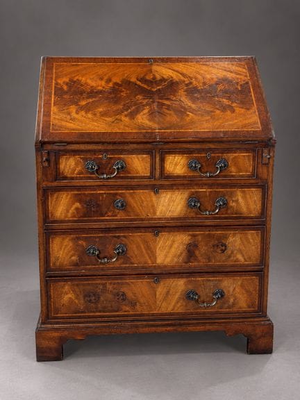 Commode scriban en acajou et placage d'acajou flam