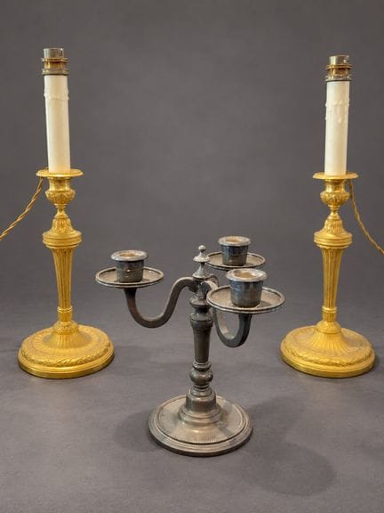 Paire de flambeaux en bronze doré à décor de feuil