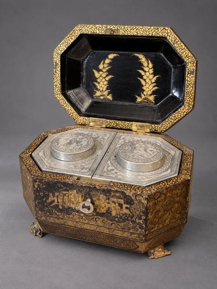 Boîte à thé en bois laqué or sur fond noir à décor