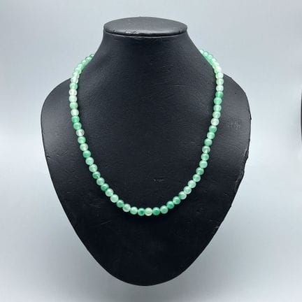 Collier formé de perles de jade-jadéite, le fermoi