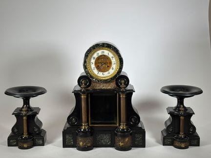 Garniture de cheminée comprenant une pendule et un