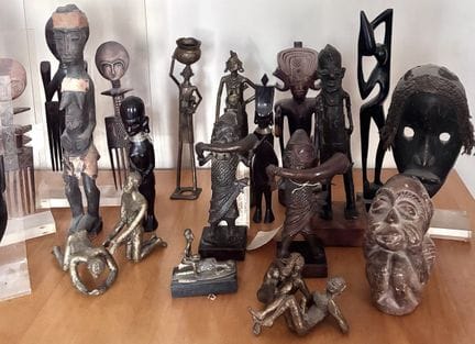 Sammlung afrikanischer Statuetten und Masken, daru