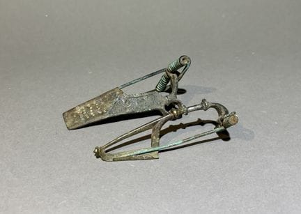 Lot de deux fibules à ressort visible. 
Bronze à p