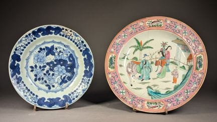 Assiette en porcelaine à décor en bleu sous couver