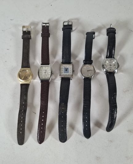 lot comprenant un ensemble de montres de femme de 