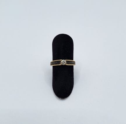 Bague en or jaune 18K 750‰, sertie en son centre d