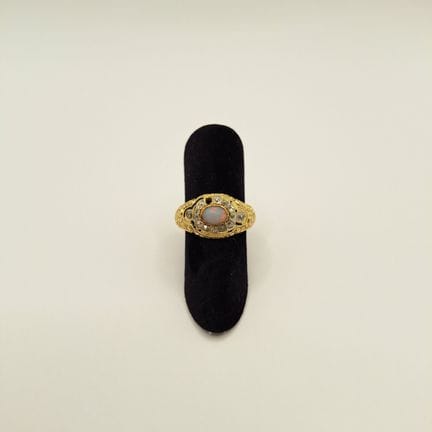 Bague en or jaune 18K 750‰, ornée d'une opale tail