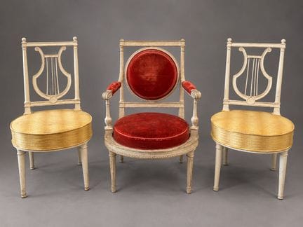 Lot comprenant :
- Fauteuil à dossier plat ajouré 