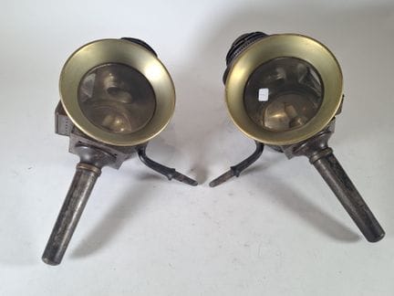 Lot comprenant :
Paire de lanternes d’attelage  en