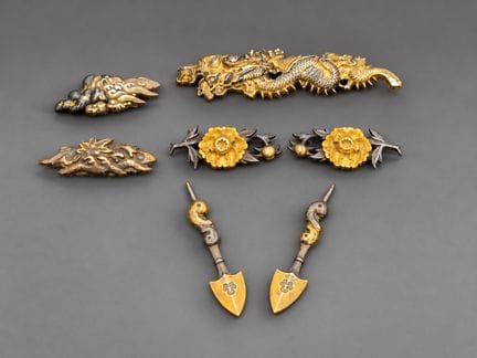 Lot de sept menuki (dont une paire et un o-menuki)