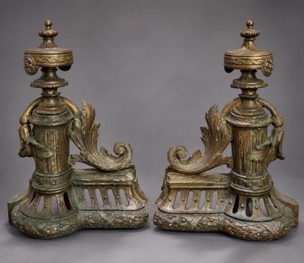 Paire de chenets en bronze doré à décor de couronn