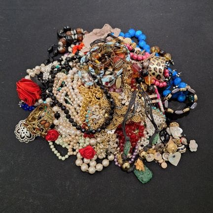 Lot de bijoux fantaisie comprenant colliers, brace