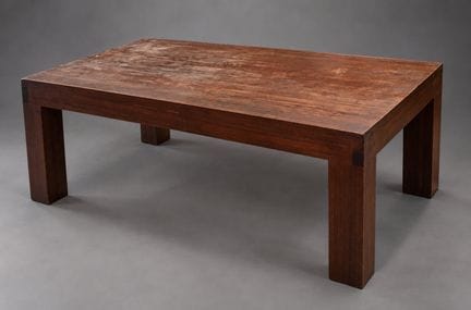 Rechteckiger Couchtisch aus Holz.
39 x 105,5 x 58 