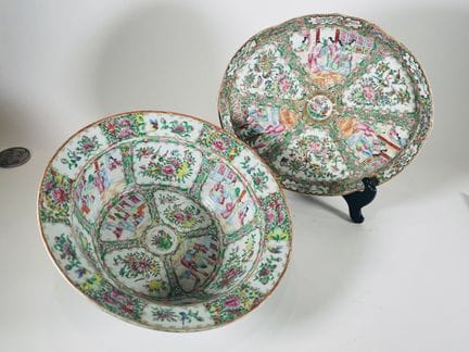 Chine, Canton
-Plat en porcelaine à bords mouvemen