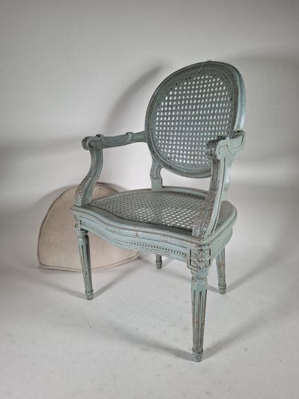 Fauteuil d’enfant cabriolet à dossier médaillon en
