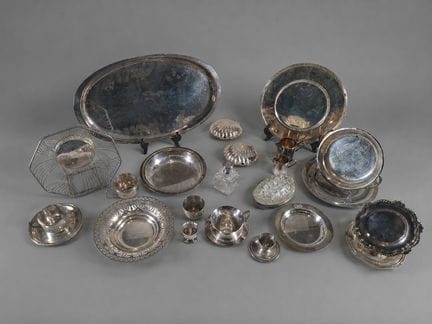 Manette de métal argenté comprenant : Plat ovale, 