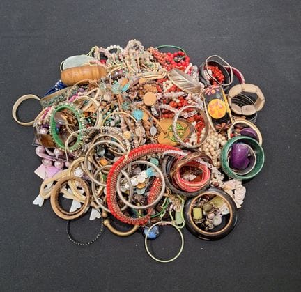Lot de bijoux fantaisie comprenant colliers, brace