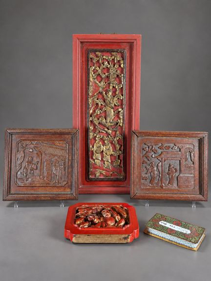 Lot comprenant :
- Deux panneaux en bois sculpté à