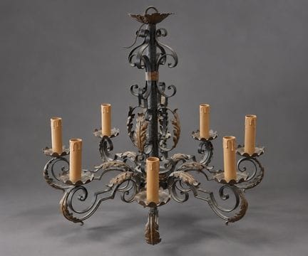 Lustre en fer forgé patiné et or à 8 lumières à dé