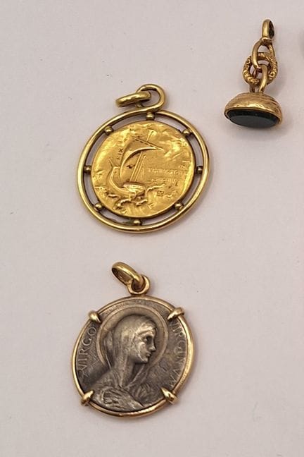 Lot comprenant :
- Médaille en or jaune 18K 750‰, 