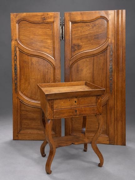 Lot comprenant :
- Deux portes d'armoire en noyer 