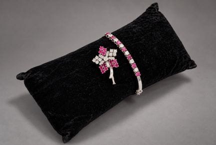 Parure comprenant:
- Bracelet jonc en or jaune 18K