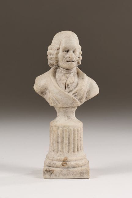 Voltaire, XIXe siècle 
Buste en biscuit le représe