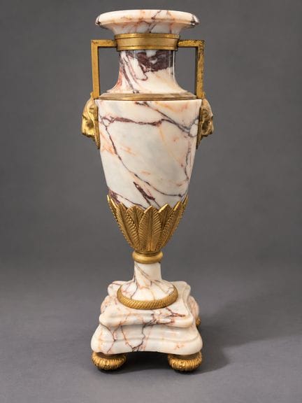Vase balustre sur piédouche en marbre veiné et bro