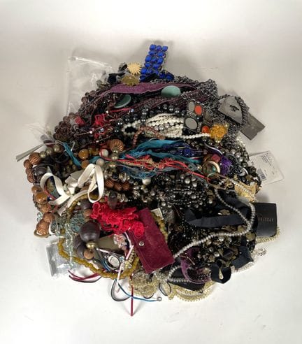 Lot de bijoux fantaisie comprenant : colliers, bra