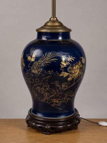 Vase en porcelaine à fond bleu nuit à décor or de 