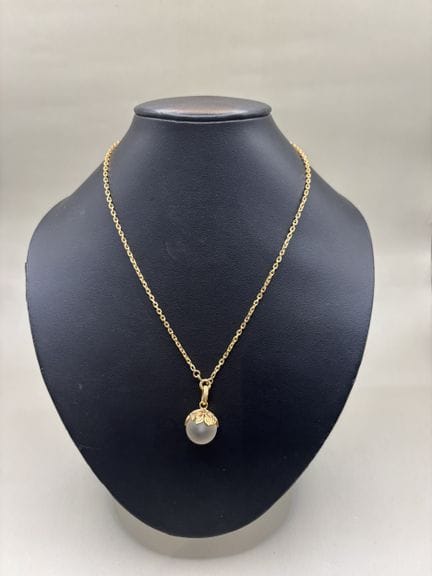 Lalique France
Collier pendentif en métal doré et 