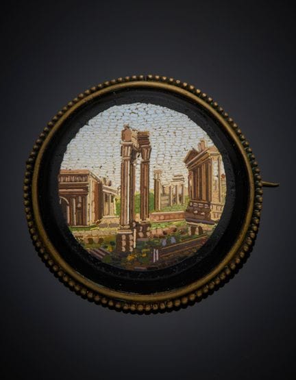 Broche en métal de forme ronde, parée d’une micro-