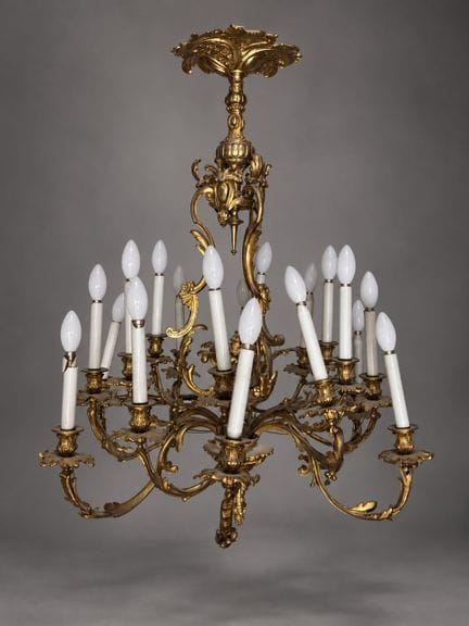 Grand lustre en bronze doré à 18 lumières à décor 