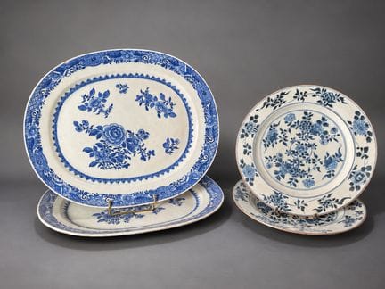 Lot en porcelaine à décor floral en bleu sous couv