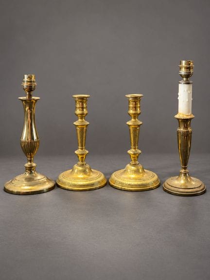 Paire de flambeaux en métal doré à décor de feuill