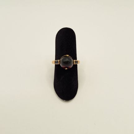 Bague en or jaune 9K 375‰, sertie d'un cabochon en