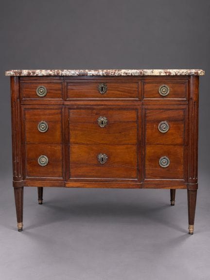 Commode en acajou et placage d'acajou à  léger res