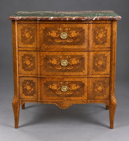 Commode sauteuse à léger ressaut central en bois d