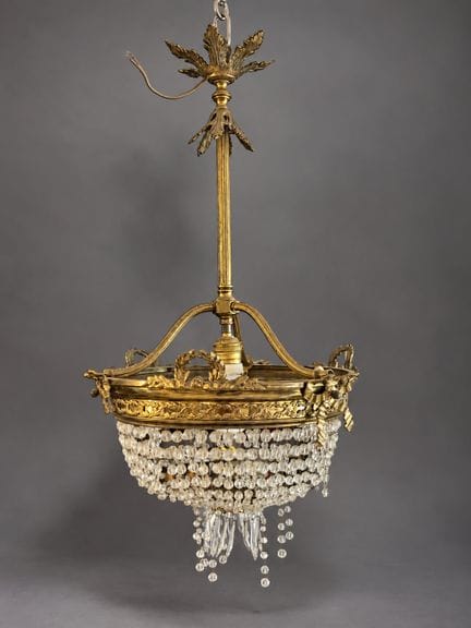 Lustre corbeille orné de pampilles et perles en ve