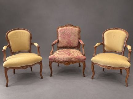 Lot comprenant :
- Fauteuil à la reine en bois nat