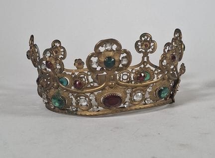 Couronne de vierge en métal repoussé et doré serti