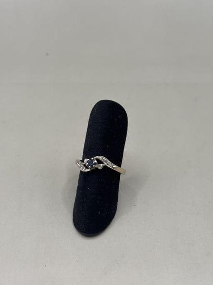 Bague en or jaune 18K 750‰, ornée d'une pierre ble